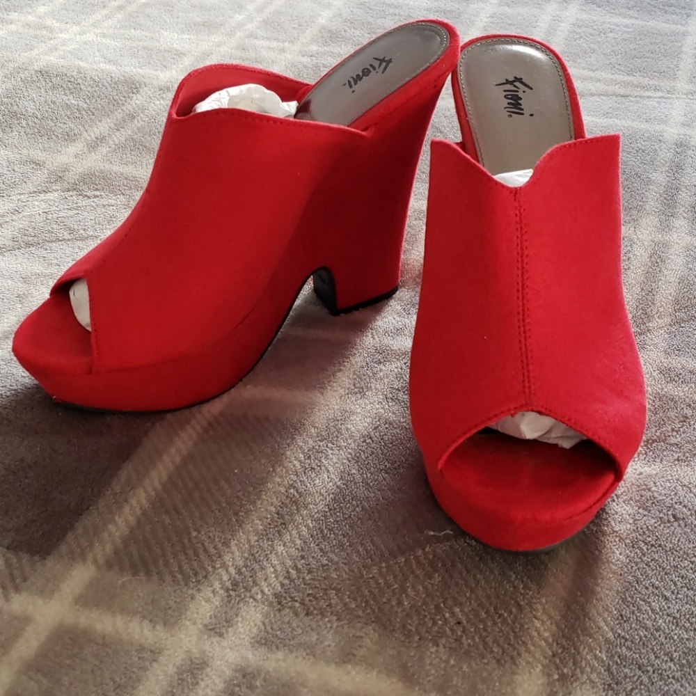 Red heels - Picture 2 of 2